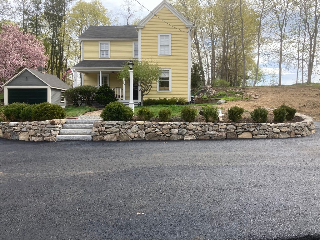 Boston Blend Fieldstone Wall with Granite&nbsp;Steps